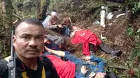 Polri mencapai lokasi helikopter mendarat darurat yang ditumpangi Kapolda Jambi dan rombongannya di hutan Bukit Tamia, Muara Emat, Kabupaten Kerinci. (dok Polri)