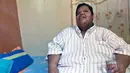 Oscar Vasquez Morales (44) ketika bersantai di kamarnya di Palmira, Kolombia, 19 Maret 2016. Oscar kini tengah menjalani perawatan dari ahli gizi, psikolog dan dokter sebelum menghadapi operasi lambung. (AFP PHOTO/Luis ROBAYO)