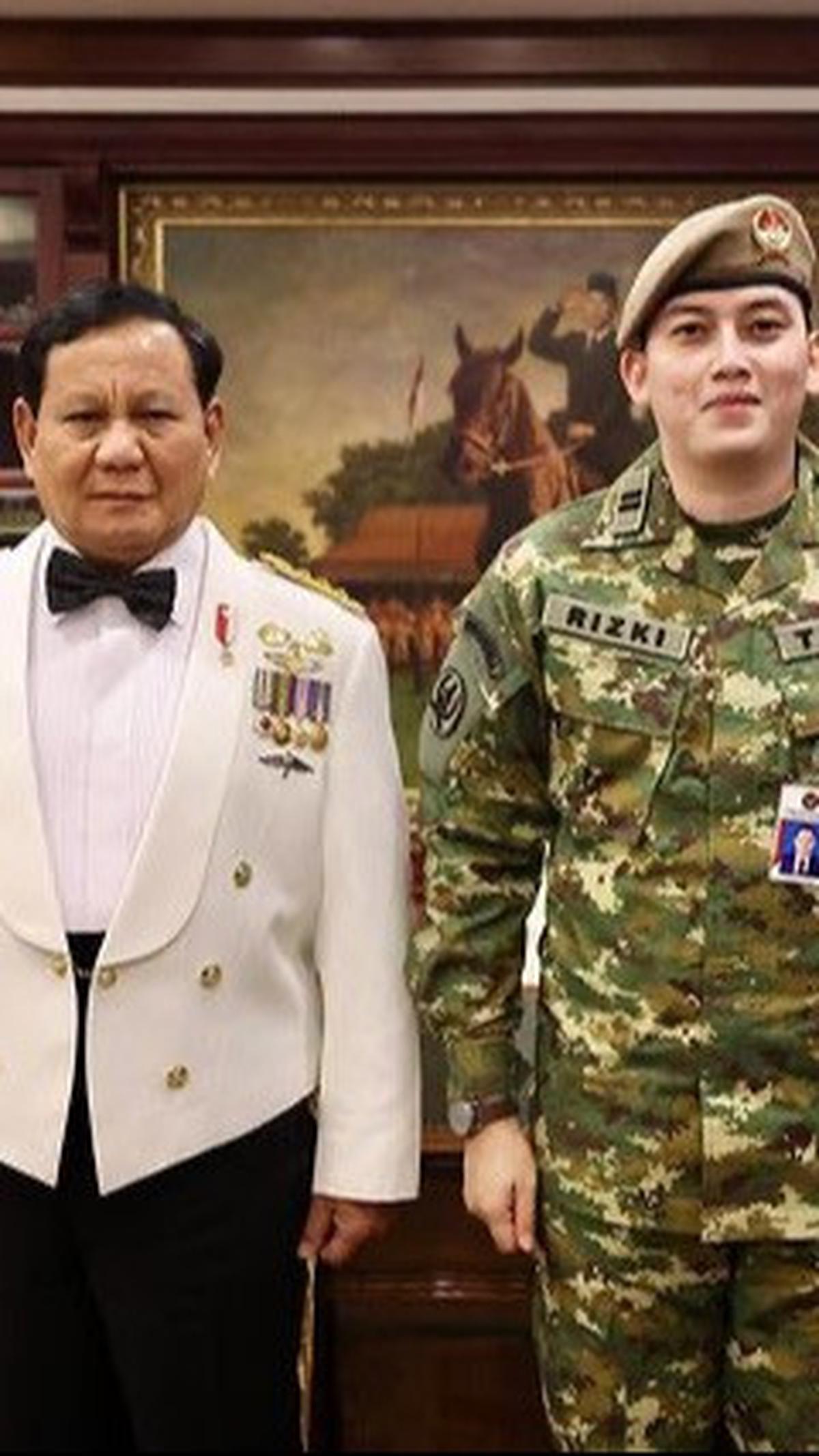 Rizky Irmansyah pertama kali mencuri perhatian publik saat mencegah Prabowo dan mengingatkan soal tatanan rambut. Sejak saat itu Rizky menjelma bak idola di mata publik.