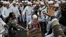 Massa yang tergabung dalam Forum Umat Islam menggelar aksi di depan Kedubes Myanmar, Jakarta, Rabu (27/5/2015). Mereka mengecam Biksu Ahsin Wirathu yang membantai etnik Rohingya. (Liputan6.com/Johan Tallo)