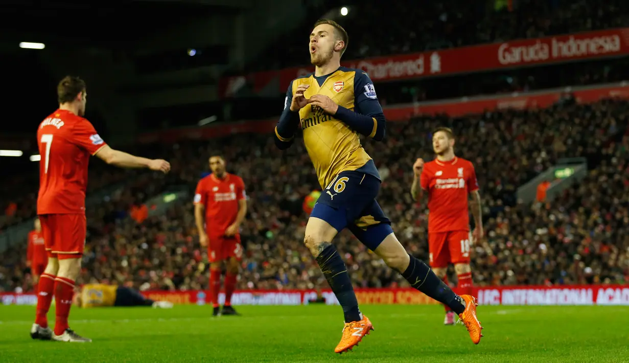 Gelandang Arsenal, Aaron Ramsey melakukan selebrasi usai mencetak gol kegawang Liverpool pada lanjutan Liga Inggris di stadion Anfield, Inggris (14/1/2016). Liverpool bermain imbang dengan Arsenal dengan skor 3-3. (Reuters/Phil Noble)