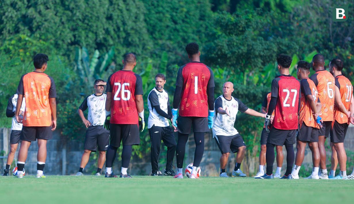 Pelatih Persija Jakarta, Mauricio Souza, memberikan arahan kepada anak asuhnya saat sesi latihan di Nirwana Park, Sawangan, Depok, Jawa Barat, Kamis (31/7/2025). (Bola.com/M Iqbal Ichsan)