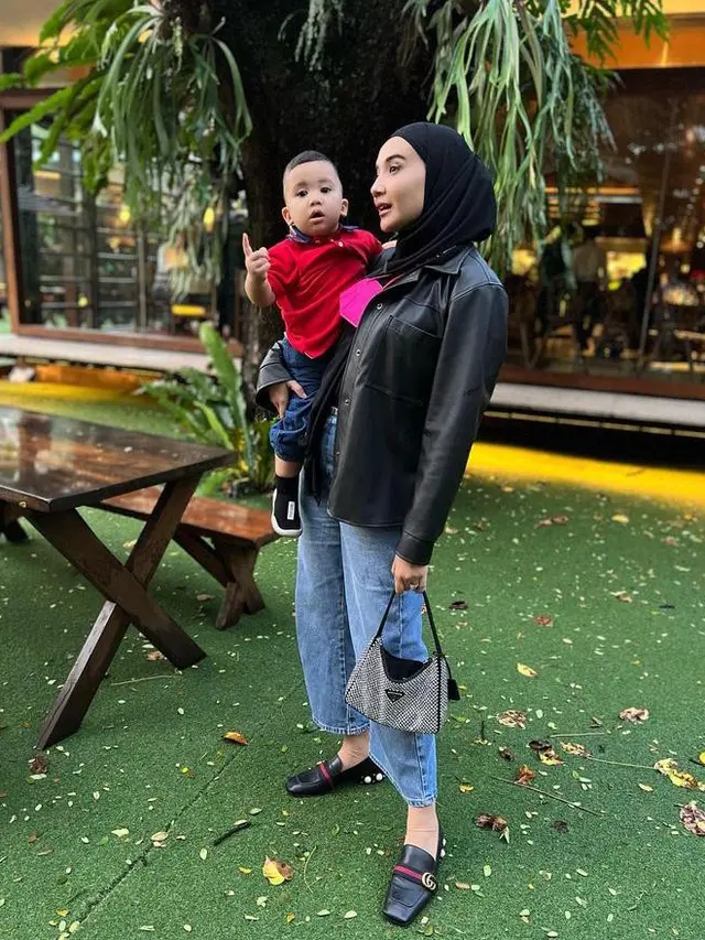 Paduan Blazer Hitam dan Jeans ala Zaskia Sungkar