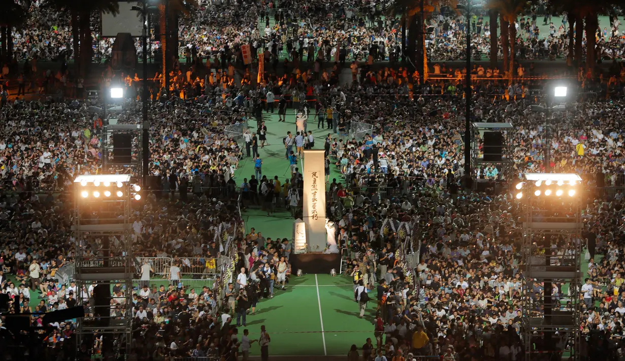 Suasana memperingati peristiwa Tiananmen di Hong Kong's Victoria Park, (4/6). Peristiwa ini mengenang tindakan brutal militer Tiongkok kepada mahasiswa yang berdemo di Lapangan Tiananmen, pada 4 Juni 1989. (AP Photo/Vincent Yu)