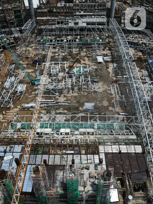 Foto areal menunjukan pembangunan jakarta International Stadium (JIS) di kawasan Sunter, Jakarta, Selasa (2/2/2021).  JIS  dibentuk dengan konsep multiuse yang berfungsi sebagai tempat menjual merchandise, maupun retail dan menelan biaya Rp 4,4 triliun rampung pada 2021. (merdeka.com/Imam Buhori)