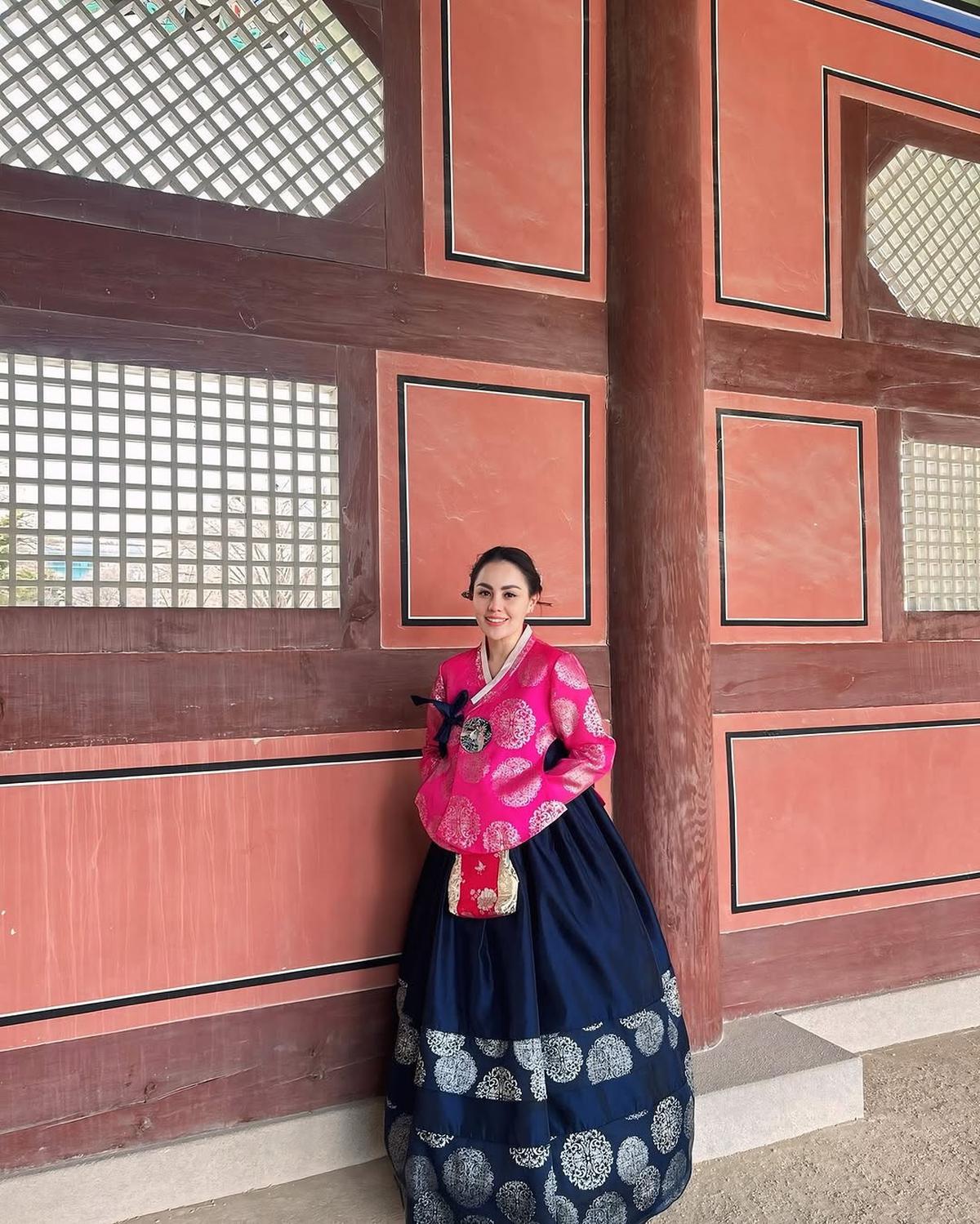 Potret Jennifer Dunn dan Keluarga Pakai Hanbok saat Nikmati Momen di Istana Gyeongbok