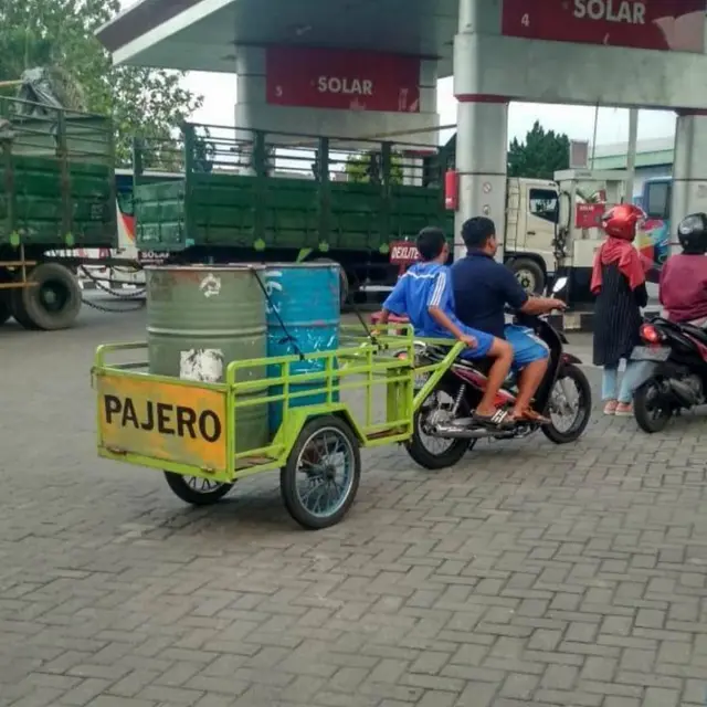 Wadah Nyeleneh Saat Isi Bensin di SPBU Ini Kocak Abis, Cuma Di Indonesia