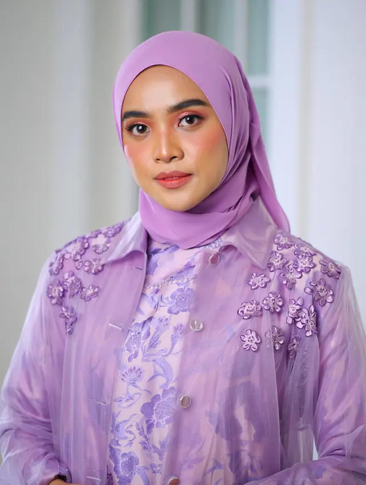8 Tren Gamis Batik Modern dengan Detail Blazer Warna Lilac Soft, Sedang Digandrungi Muslimah Muda