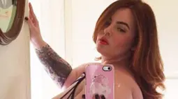 Tess Holliday berpose seksi yang dipostingnya kedalam Instagram miliknya. Tess juga sebagai seorang aktivis yang bertujuan untuk mengubah cara industri fesyen membuat perempuan berpikir tentang diri mereka sendiri. (Dailymail.co.uk)
