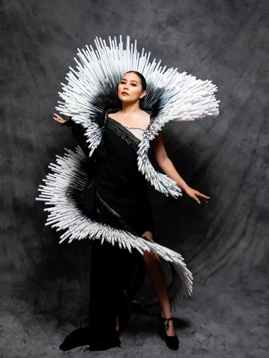 Kostum ini memiliki detail bentuk melingkar. Lingkaran pertama menunjukkan detail sedotan di sekeliling bahu hingga belakang kepala Prilly Latuconsina. [Foto: Instagram/prillylatuconsina96]