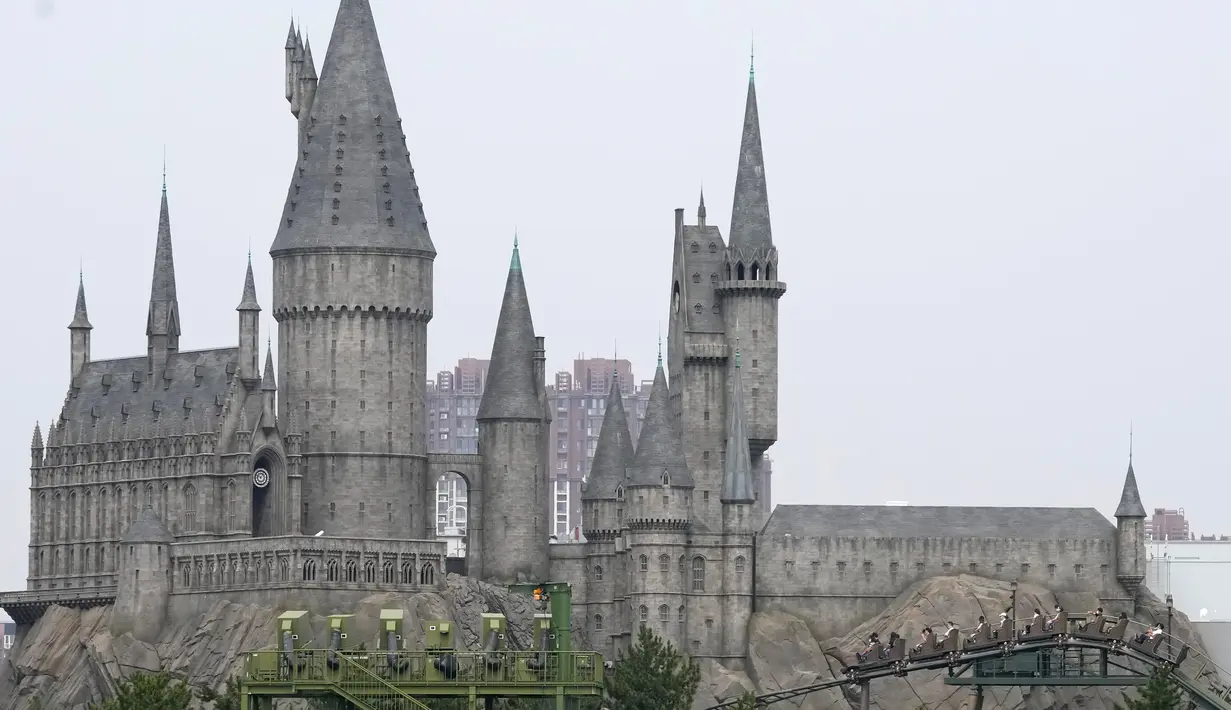 Pengunjung menaiki roller coaster di taman hiburan Universal Studios selama uji coba di Beijing, China, Selasa (31/8/2021). Universal Studios mengumumkan Senin, 30 Agustus 2021, bahwa taman hiburan pertamanya di China akan dibuka di ibukota negara pada bulan September. (AP Photo/Ng Han Guan)