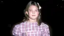 Drew Barrymore terlihat menggemaskan waktu kecil. Foto ini diambil pada Maret tahun 1984. (Ron Galella/WireImage/USMagazine)