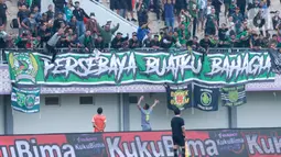 Pemain Persebaya Surabaya, Paulo Soares, merayakan gol yang dicetaknya ke gawang Persita Tangerang pada laga Liga 1 di Stadion Indomilk Arena, Tangerang, Rabu (18/1/2023). Persebaya menang dengan skor 5-0. (Bola.com/M Iqbal Ichsan)