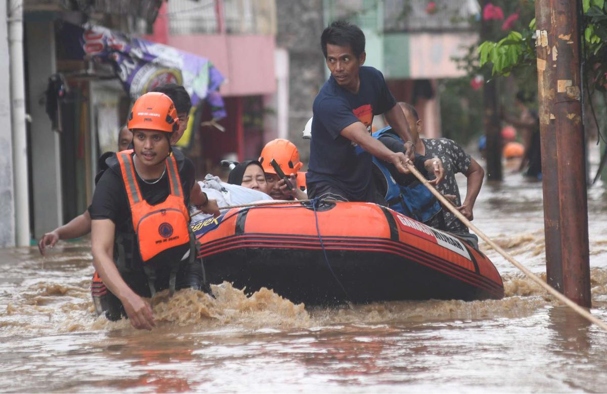 Banjir akibat luapan Sungai Ciliwung di Jakarta