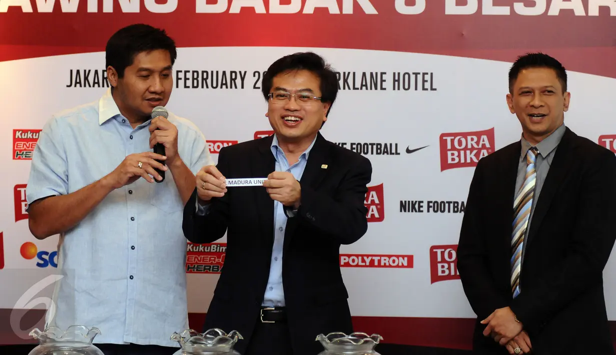 Perwakilan dari PWC menunjukkan nama tim saat undian jadwal pertandingan babak 8 besar Piala Presiden 2017 di Jakarta, Selasa (21/2). Babak 8 besar Piala Presiden 2017 digelar di Stadion Manahan, Solo 25-26 Februari. (Liputan6.com/Helmi Fithriansyah)