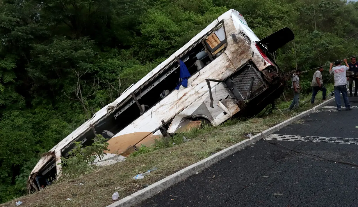 Pengemudi telah ditahan karena dicurigai mengebut, menyebabkan dia kehilangan kendali dan terjun ke sebuah tanggul di dekat ibukota negara bagian Tepic, demikian laporan badan tersebut. (Ulises Ruiz / AFP)