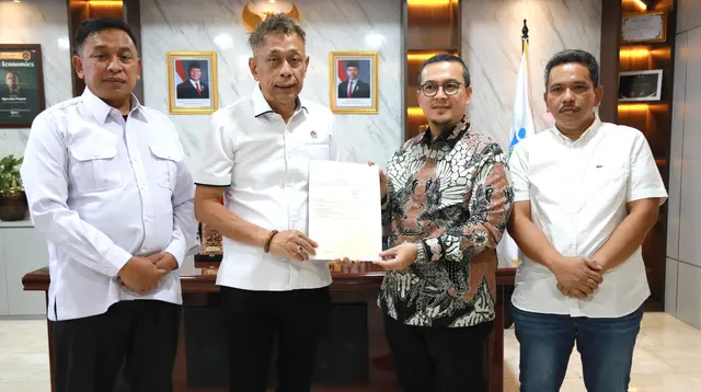 Sekolah Rakyat Segera Dibangun, Bupati Mamuju Tengah Serahkan Sertifikat Lahan ke Kemensos