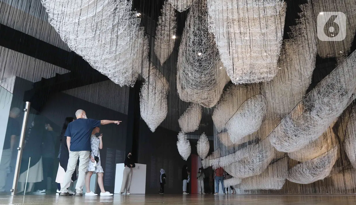 Pengunjung mengunjungi pameran bertajuk The Soul Trembles di Museum Modern and Contemporary Art in Nusantara (MACAN), Jakarta, Selasa (3/01/2023). Pameran tunggal karya perupa asal Jepang, Chiharu Shiota itu akan dibuka untuk publik mulai 26 November 2022 hingga 20 April 2023. (Liputan6.com/Herman Zakharia)