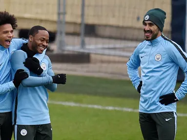 Pemain Manchester City, Leroy Sane bercanda dengan Raheem Sterling saat sesi latihan jelang laga Liga Champions di Manchester, Selasa (6/3/2018). Manchester City akan berhadapan dengan FC Basel. (AFP/ Oli Scarff)