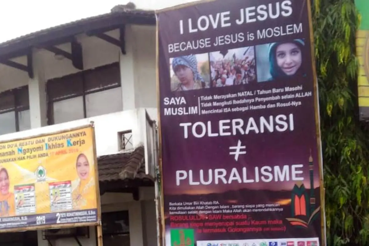 Baliho bertuliskan “I Love Jesus, Jesus is Moslem” memicu kontroversi di Cilacap. (Foto: Liputan6.com/Taufik untuk Muhamad Ridlo)