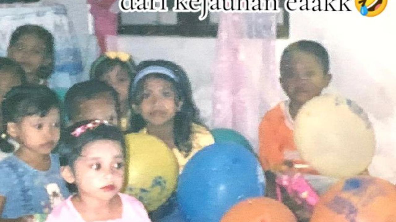 "Dan dya memandangku dari kejauhan caakk 🤣," lanjutnya. <br>