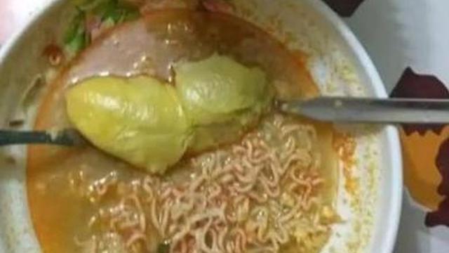 6 Mi Instan dengan Topping Tidak Biasa Ini Bikin Heran