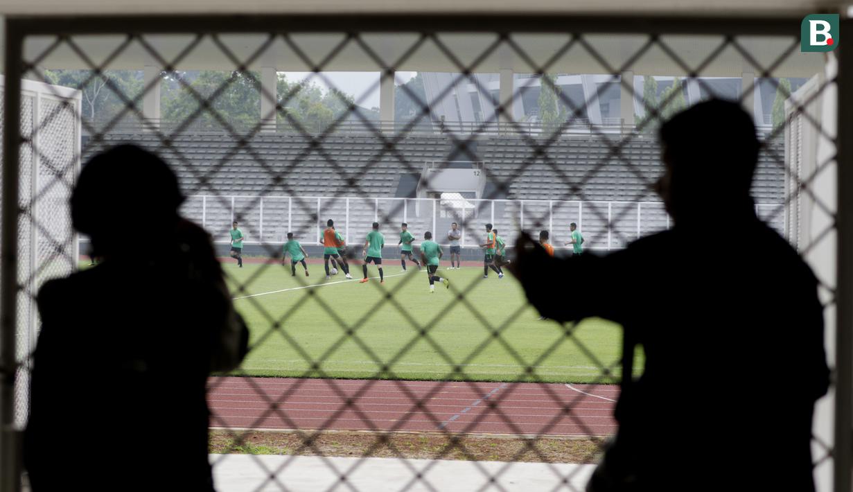 Juru kamera berusaha mengambil foto Timnas Indonesia saat latihan di Stadion Madya Senayan, Jakarta, Rabu (21/11). Latihan ini persiapan jelang laga Piala AFF 2018 melawan Filipina. (Bola.com/M. Iqbal Ichsan)