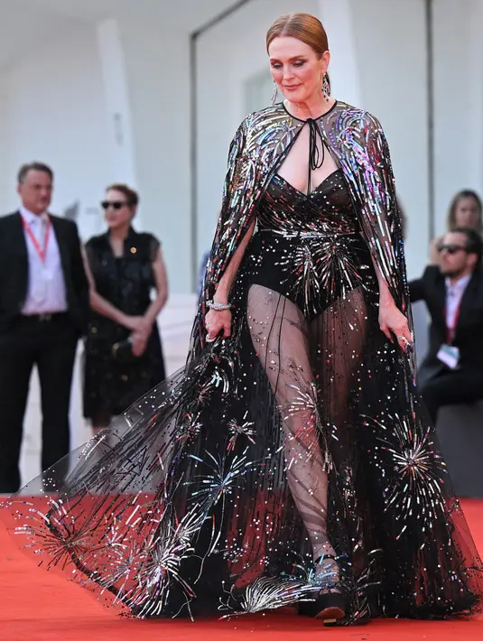 Aktris Amerika Serikat sekaligus Presiden Juri Venice Film Festival 2022 Julianne Moore tiba untuk upacara pembukaan dan pemutaran film "White Noise" di Venesia, Italia, Rabu (31/8/2022). Aktris berusia 61 tahun ini tampak sensasional saat memamerkan kakinya di bawah gaun hitam berkilau dan jubah yang serasi. (Tiziana FABI/AFP)