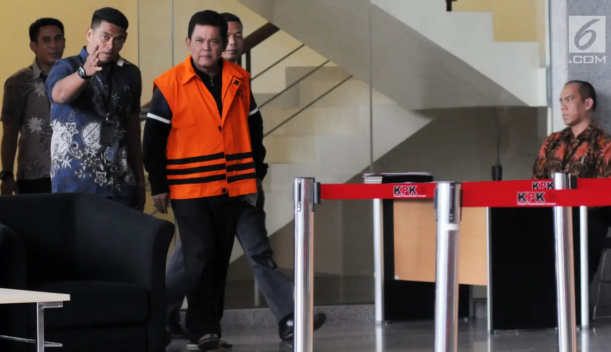Wali Kota Pasuruan Setiyono usai menjalani pemeriksaan di Gedung KPK, Jakarta, Jumat (5/10). Selain Setiyono, tiga orang lain juga ditetapkan sebagai tersangka. (Merdeka.com/Dwi Narwoko)