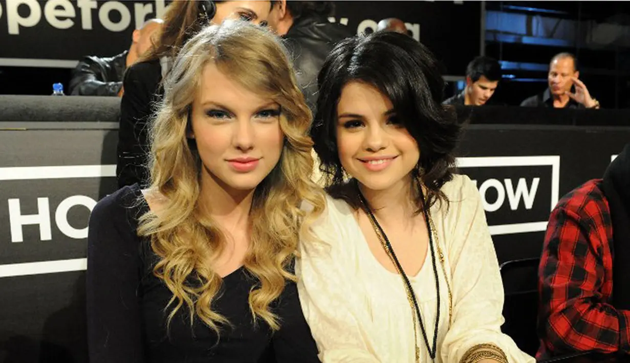 Selena Gomez dan Taylor Swift memang bersahabat sejak dulu. Belum lama ini keduanya dikabarkan bertemu secara rahasia setelah beberapa bulan tak berjumpa. Keduanya pun membicarakan segalanya. (AFP/Bintang.com)