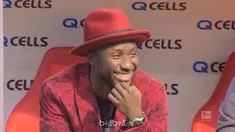 Berita video pakaian bintang RB Leipzig, Naby Keita, mencolok di tribun stadion dan mengundang tawa. This video presented by BallBall.