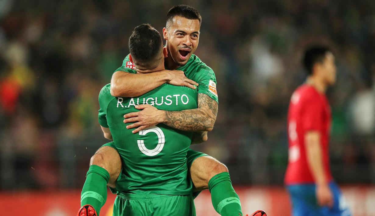 Li Ke. Gelandang Cina berusia 29 tahun yang lahir di Inggris dan mempunyai nama alias Nicholas Harry Yennaris, kini membela BJ Guoan di China Super League sejak Januari 2019 ini pernah memperkuat Arsenal selama 3 musim mulai 2011/2012 hingga 2013/2014 usai dipromosikan dari tim U-18. Hanya tampil 4 kali bersama The Gunners di musim 2011/2012, ia lantas dipinjamkan ke Notts County dan Bournemouth hingga akhirnya hijrah ke Brentford pada pertengahan musim 2013/2014 dengan milai transfer 100 ribu euro. (AFP/STR)