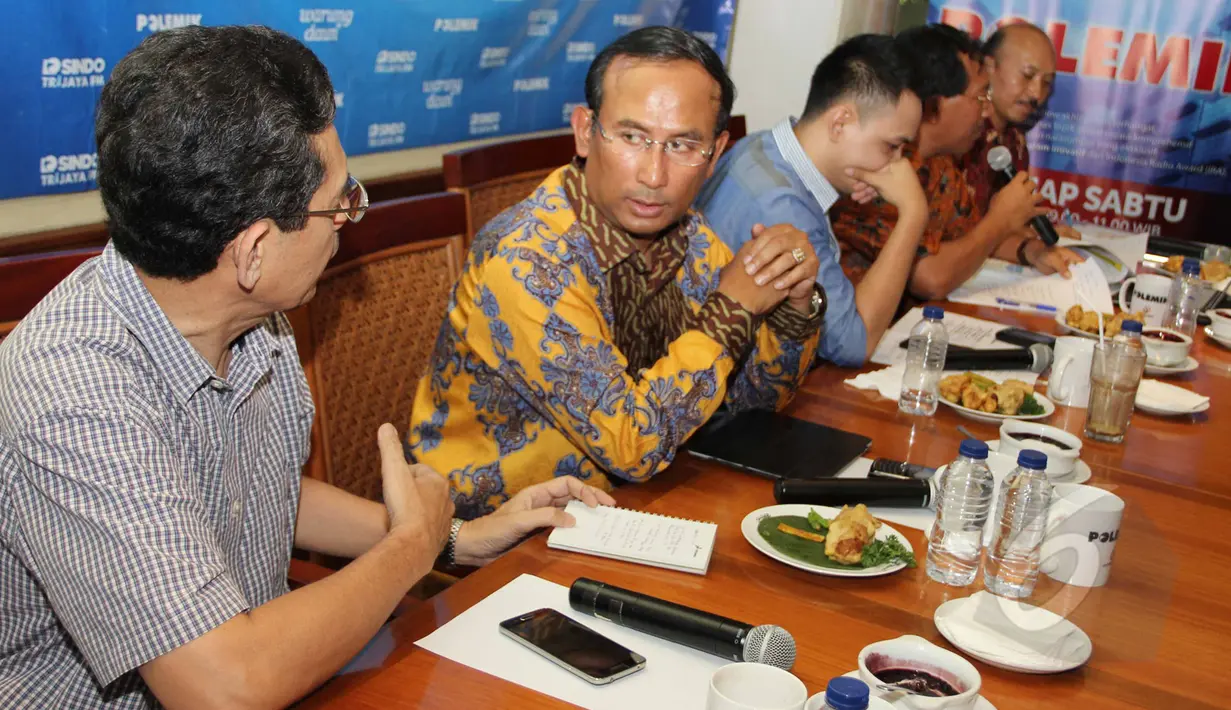 Wakil Ketua Komisi VII DPR RI Fraksi Golkar Satya W Yudha (kedua kiri) berbincang dengan Direktur Eksekutif Iress, Marwan Batubara disela diskusi bertajuk "Kontroversi Cilamaya" di Jakarta, Sabtu (28/3/2015). (Liputan6.com/Helmi Afandi)
