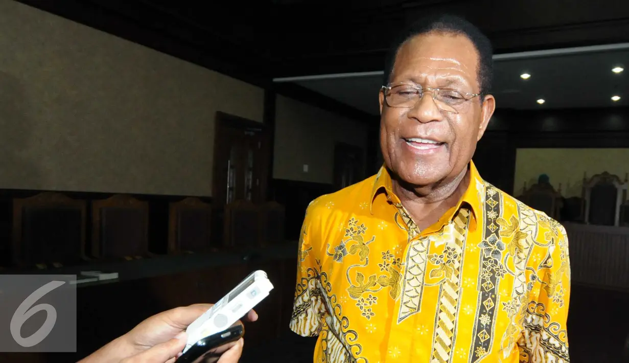 Barnabas Suebu memberikan keterangan pada wartawan usai jalani sidang vonis di Pengadilan Tipikor Jakarta, Kamis (19/11/2015). Barnabas Suebu di Vonis 4 tahun 6 bulan penjara dengan denda Rp300 juta oleh Hakim Tipikor. (Liputan6.com/Helmi Afandi)