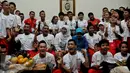 Menteri Sosial, Khofifah Indar Parawansa melakukan ramah tamah dengan atlet khusus tuna grahita (Special Olympics Indonesia/SOIna) di kediaman dinas di kawasan Widya Chandra, Jakarta, Jumat (17/7/2015). (Liputan6.com/Johan Tallo)