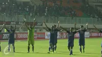 Pemain Persib menyapa suporter usai menumbangkan Semen Padang di laga perebutan tempat ketiga Piala Presiden 2017 di Stadion Pakansari, Kab Bogor, Sabtu (11/3). Persib unggul 1-0. (Liputan6.com/Helmi Fithriansyah) 