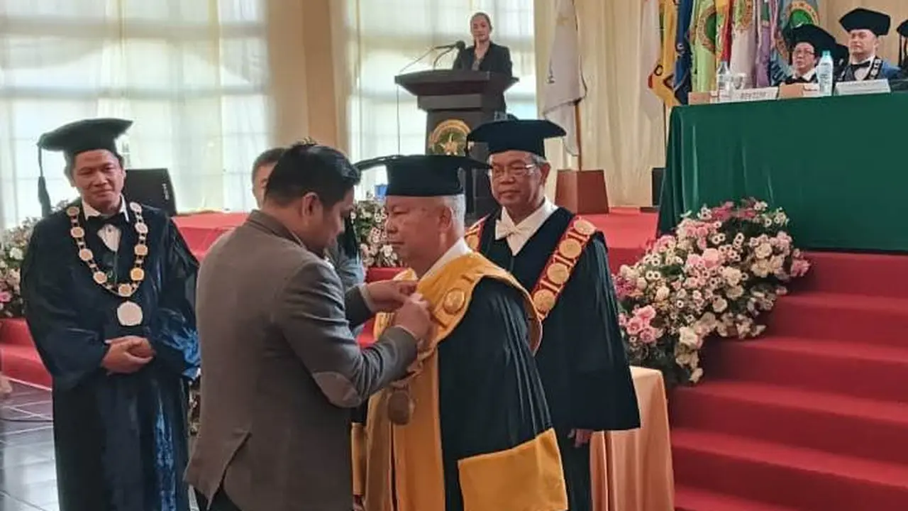 Prosesi pengukuhan Jozef Richard Raco sebagai guru besar pertama di Unika De La Salle Manado pada, Kamis (23/1/2025).
