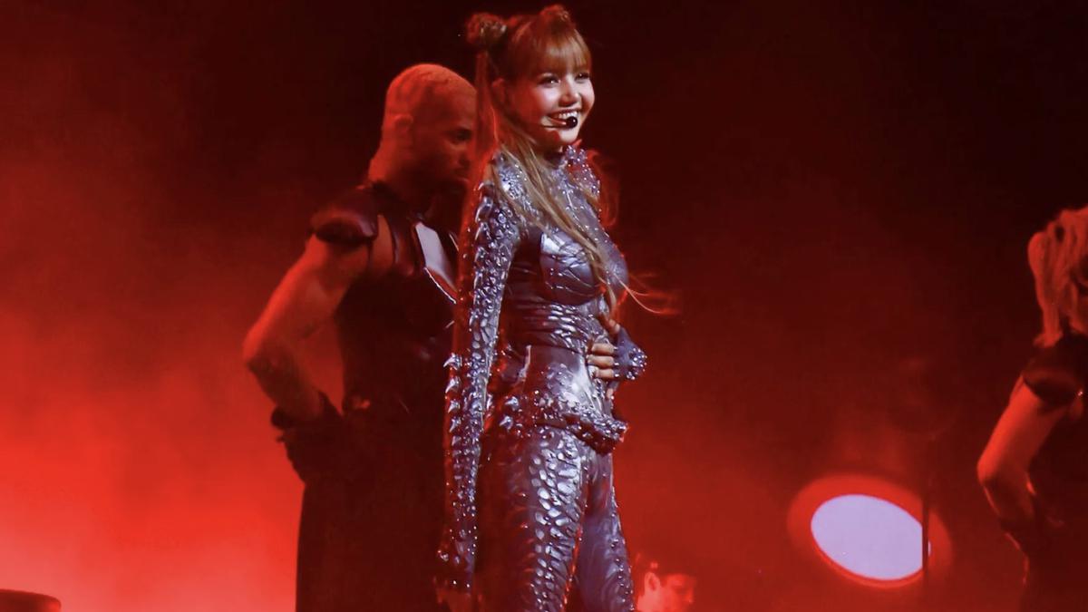 Tampil Solo di Coachella, Lisa Kenakan Kostum Berkonsep Reptil hingga Peri