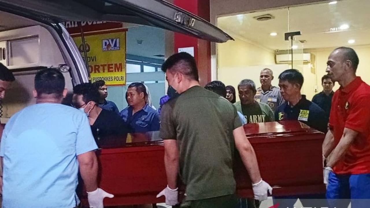 RS Polri Serahkan Dua Jenazah Korban Kebakaran Ruko Kemayoran kepada Keluarga