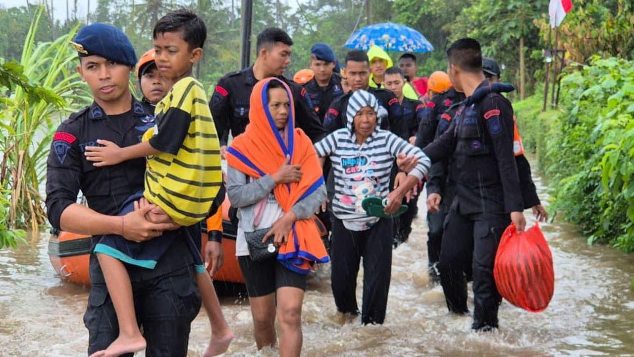 FOTO: Aksi Sigap Brimob Polda Bali Saat Evakuasi Korban Banjir Bali