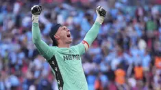 Kiper Crystal Palace, Dean Henderson merayakan kemenangan timnya atas Manchester City dalam laga final Piala FA 2024/2025 di Stadion Wembley, London, Inggris, Sabtu (17/05/2025) waktu setempat. (AP Photo/Kirsty Wigglesworth)