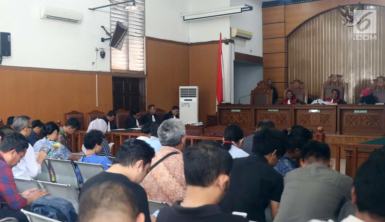 Suasana sidang perdana pembubaran Jamaah Ansharut Daulah (JAD) di PN Jakarta Selatan, Selasa (24/7).  Sidang dipimpin oleh Hakim Ketua Aris Bawono Langgeng dengan dua anggota lainnya yaitu Ratmoho dan Suswanti. (Liputan6.com/Immanuel Antonius)
