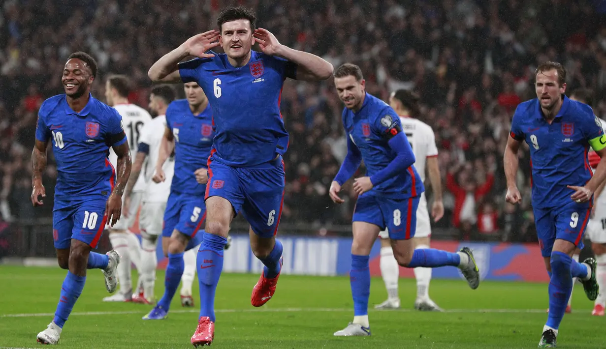 Pesta gol The Three Lions dibuka oleh Harry Maguire pada menit ke-9. Berawal dari tendangan bebas Reece James, Kapten Manchester United tersebut sukses merobek gawang yang dijaga Thomas Strakosha lewat tandukan kepalanya. (AP/Ian Walton)