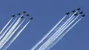 Skuadron jet tempur Blue Angels dari Angkatan Laut dan Thunderbirds dari Angkatan Udara Amerika Serikat bermanuver di langit Kota New York, Selasa (28/4/2020). Aksi tersebut sebagai bentuk penghormatan untuk petugas medis yang tengah berjuang melawan virus corona COVID-19. (AP Photo/Kathy Willens)