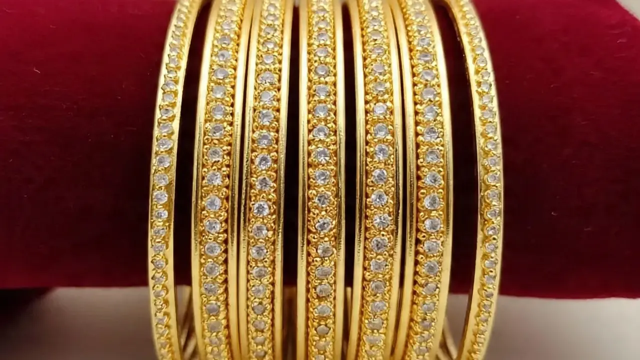 Model Gelang Bangle Emas 5 Gram dengan Batu Permata Kecil