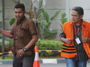 Plh Kadis PU Kota Pasuruan Dwi Fitri Nurcahyo (kanan) tiba di Gedung KPK, Jakarta, Jumat (16/11). Dwi akan menjalani pemeriksaan lanjutan oleh penyidik KPK. (Merdeka.com/Dwi Narwoko)