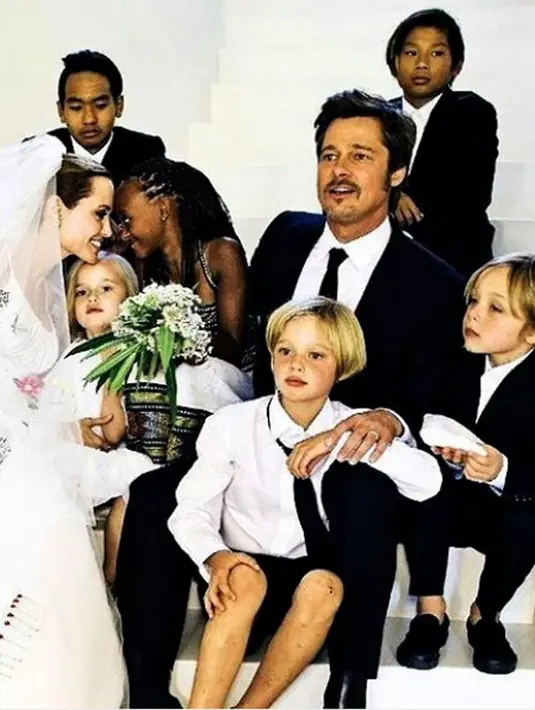 Berdasarkan sumber dari Daily Mail, Brad Pitt takut kehilangan anak-anaknya. Apalagi dengan beredarnya pemberitaan ini, ia seperti menjadi ayah yang buruk. Ia mengatakan bahwa kabar itu bohong belaka. (Instagram/brangelinaofficial)