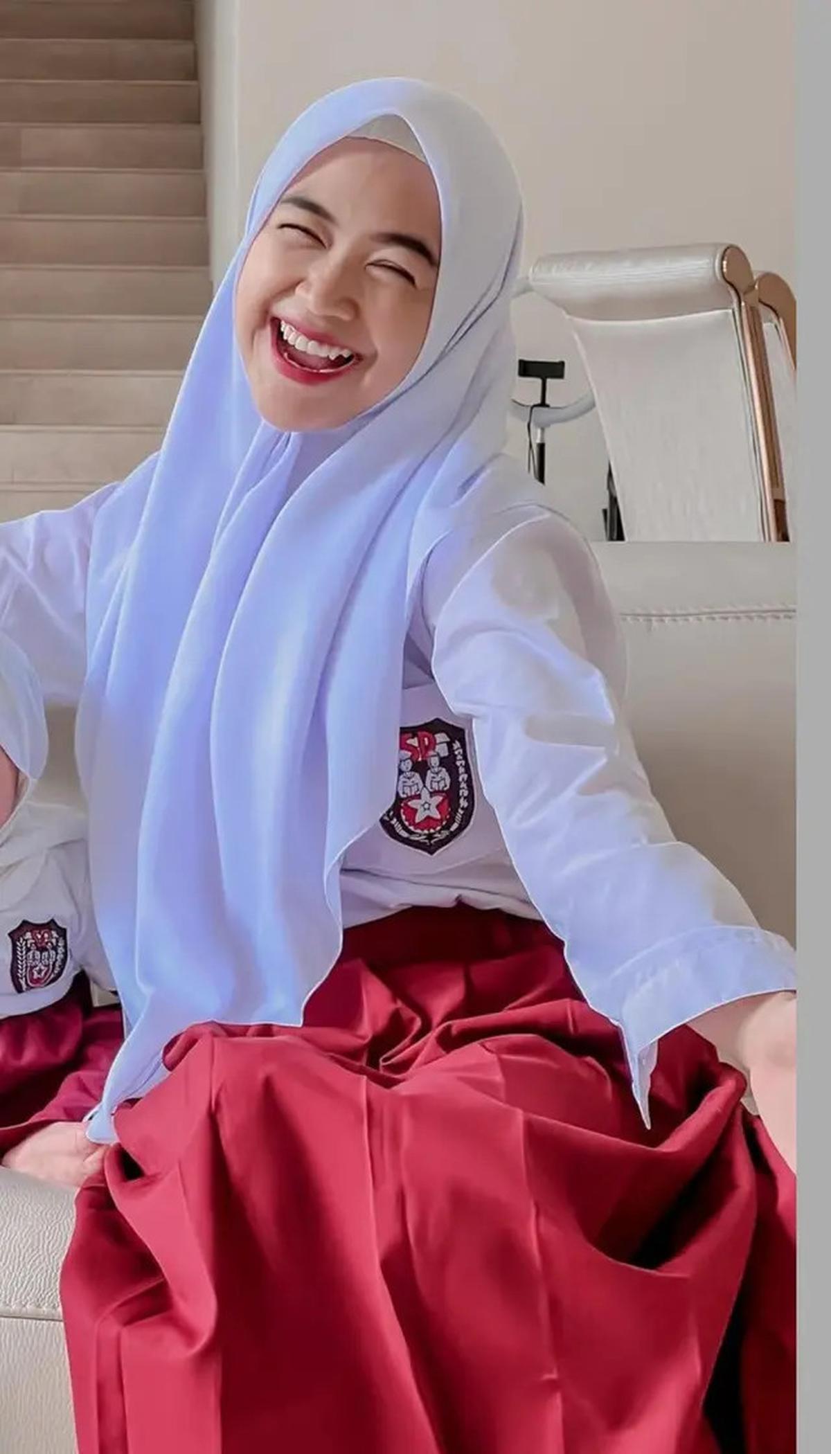7 Outfit Merah Putih Hijab Artis, Cocok Dipakai Jalan Santai dan Lomba