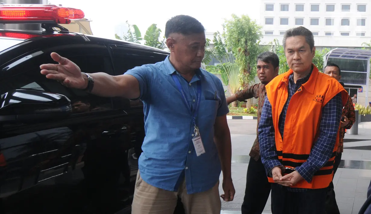 Direktur Keuangan PT Angkasa Pura (AP) II, Andra Y Agussalam tiba di Gedung KPK, Jakarta, Rabu (6/11/2019). Andra Y Agussalam diperiksa sebagai terkait dugaan menerima suap dalam proyek pengadaan baggage handling system (BHS) atau sistem penanganan 6 bandara. (merdeka.com/Dwi Narwoko)