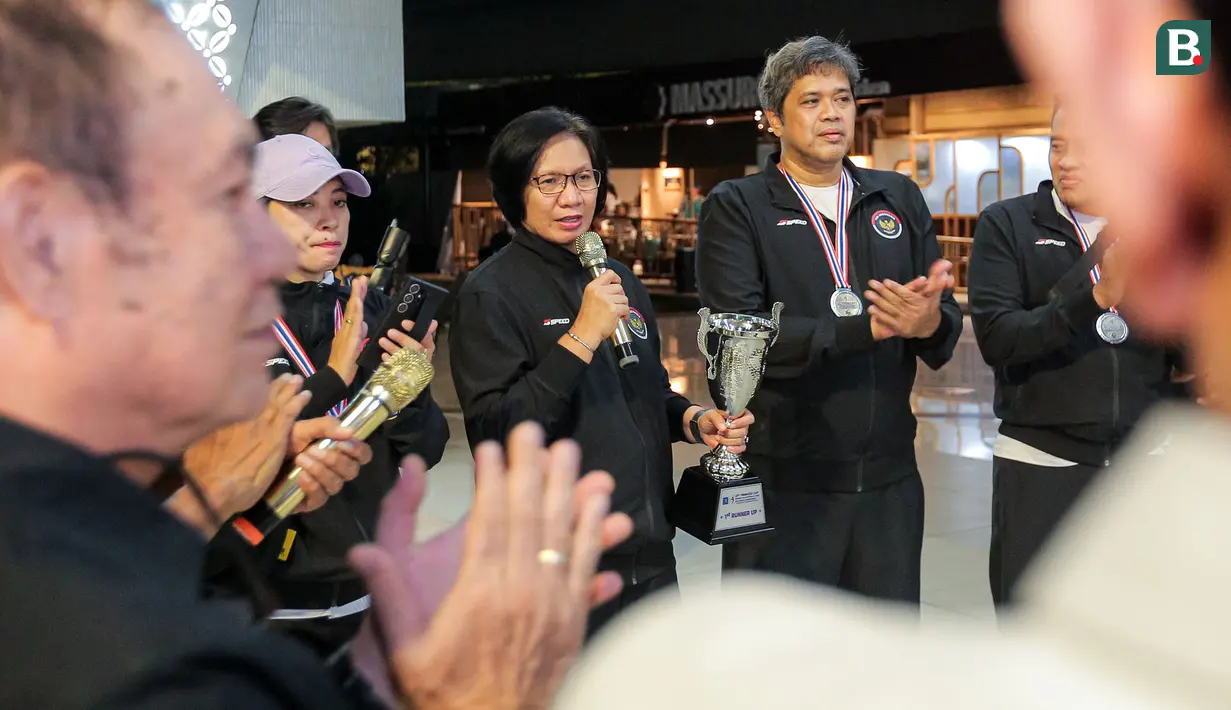 <p>Manajer Timnas voli putri Indonesia U-18, Ernita Pongky (tengah) memberi sambutan didampingi pelatih, Imam Agus Faisal dalam acara penyambutan oleh pengurus PBVSI di Terminal 3 Bandara Soekarno Hatta, Tangerang, Jumat (14/6/2024) usai menempati peringkat kedua pada turnamen bola voli putri Princess Cup 2024. (Bola.com/Bagaskara Lazuardi)</p>